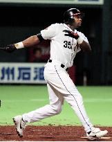 Hawks' Valdez hits two-run RBI single off Fighters' Sanders